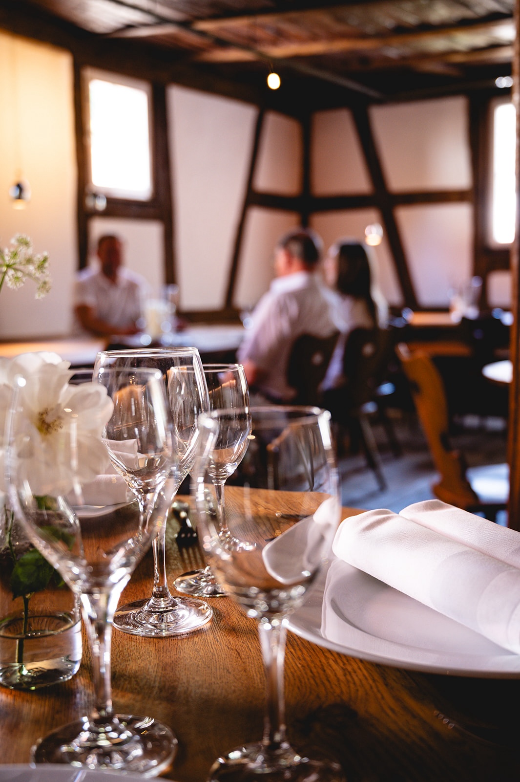 Familienfeiern - Elegante Tischdekoration im Innenbereich